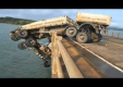 Грузовик с двумя прицепами болтается на мосту, а водитель висит над водой